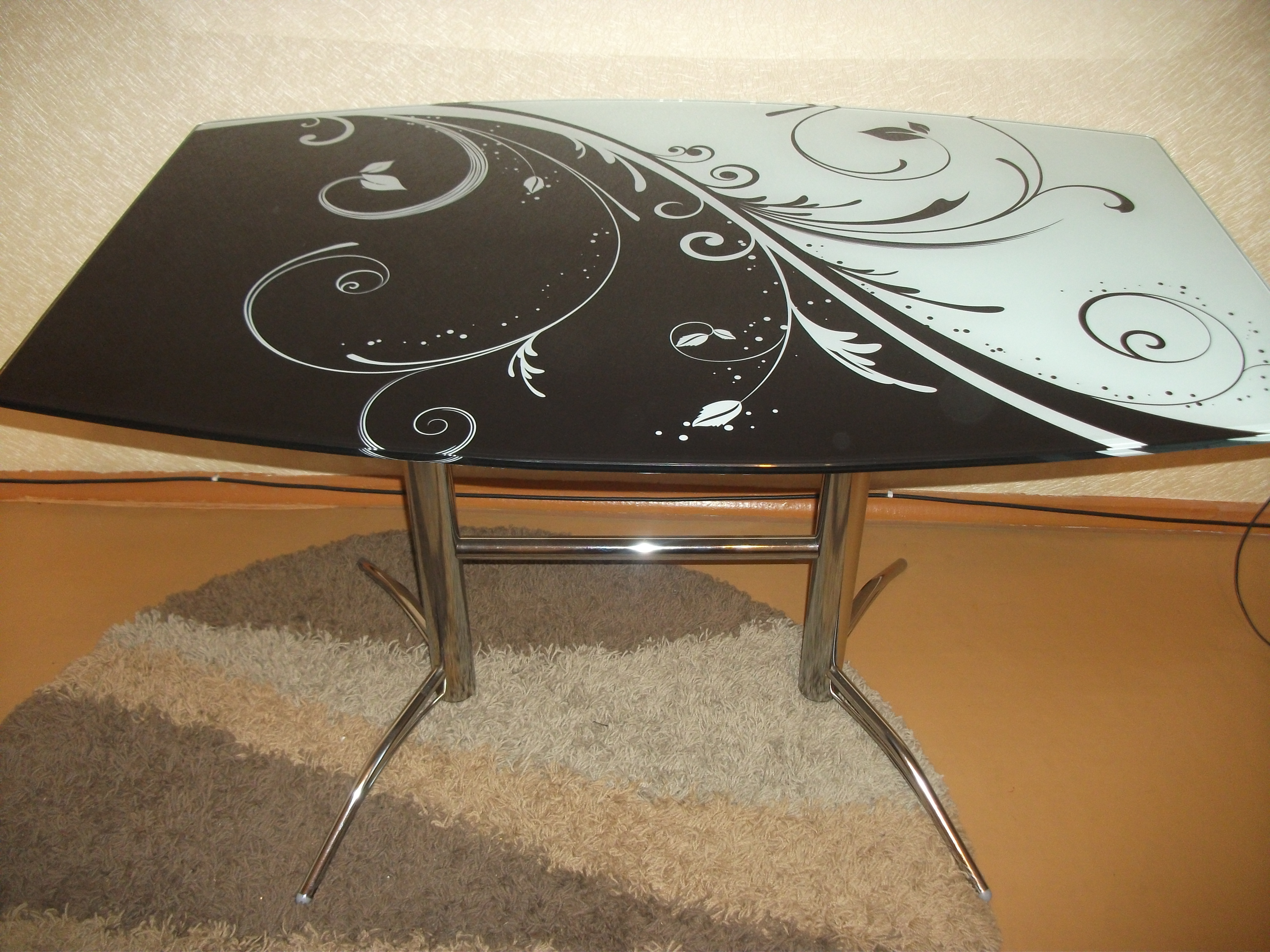 Стеклянный стол с рисунком